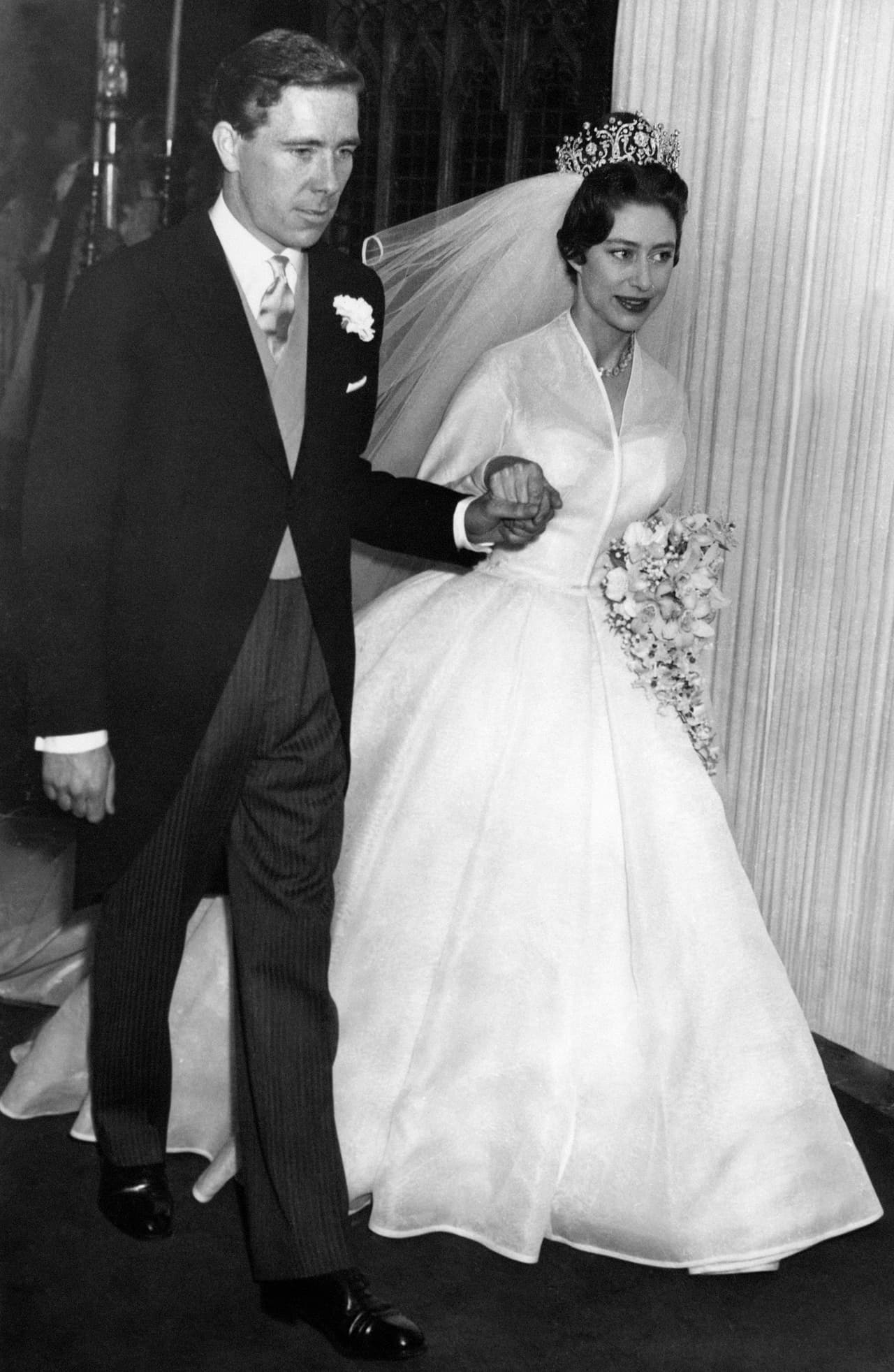 <b>1960 - Princesa Margarita of England and Anthony Armstrong-Jones</b>
<br>After a scandalous 
<a href="https://www.townandcountrymag.com/society/tradition/a12265404/princess-margaret-wedding-to-lord-snowdon/">love life</a>, the bride married in a sophisticated white gown of silk organza by Norman Hartnell with long sleeves, V-neck and an ample skirt. Accessory: the diamond Poltimore tiara.