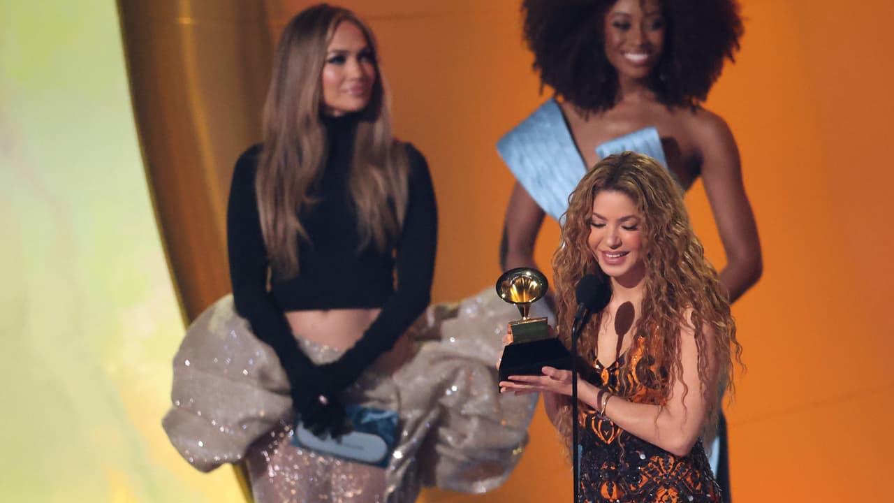 JLo se emocionó al ver triunfar a Shakira en los Premios GRAMMY 2025.