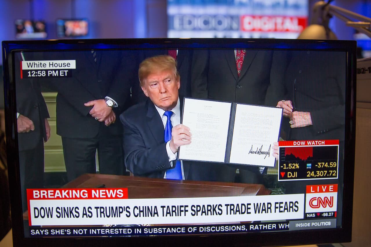 <b>Marzo 2018, Donald Trump declara la guerra comercial. </b>Tras años de críticas al gigante asiático por sus supuestas prácticas comerciales desleales, el presidente estadounidense anunció la imposición de aranceles a exportaciones chinas, lo que podría significar el comienzo de una guerra comercial entre las dos mayores economías del mundo.