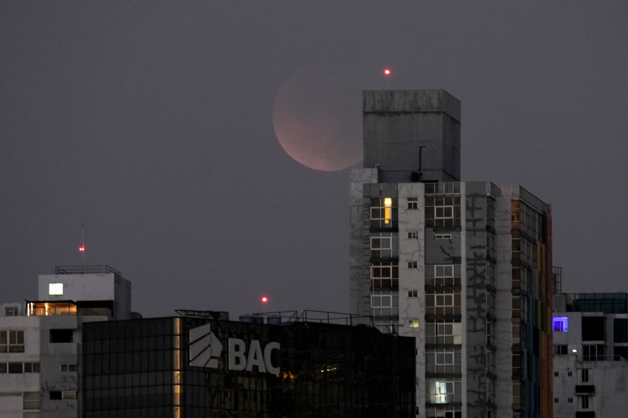 El eclipe lunar total se vio así en la ciudad de Panamá este 3 de marzo de 2026.
