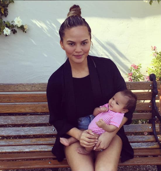 El músico John Legend y su esposa Chrissy Teigen disfrutan a pleno su primer verano acompañados por su hija Luna.