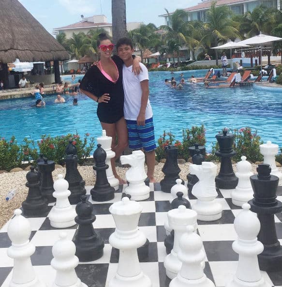 La colombiana Ximena Duque y su hijo Christian en el hotel Moon Palace, en Cancún