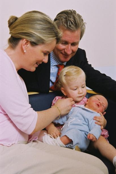 Elisabeth de Bélgica es la heredera al trono de su padre, Felipe, el rey de los Belgas. Tiene 12 años y es la mayor de cuatro hermanos.Además de su formación real, asiste al colegio y toma clases de danza. Sus padres han procurado que su vida pública sea limitada, sin embargo toma su papel ocasionalmente y siempre deja una buena impresión.Comparte mucho tiempo con sus padres y hermanos en actividades muy familiares.