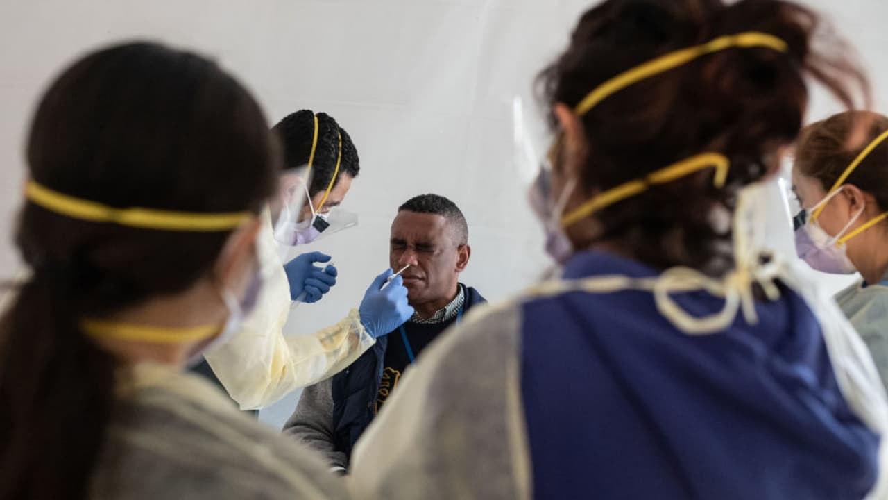 ¿Por qué todo el mundo está asustado si el covid-19 no es tan mortal? Dr. Juan explica