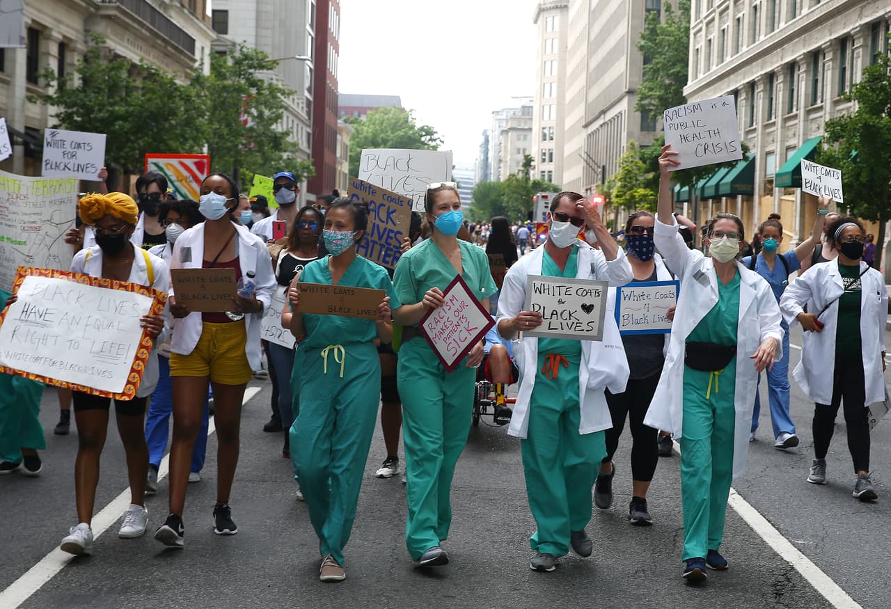 Trabajadores de la salud marchan durante la masiva protesta contra la brutalidad policial y el racismo en Washington, DC.