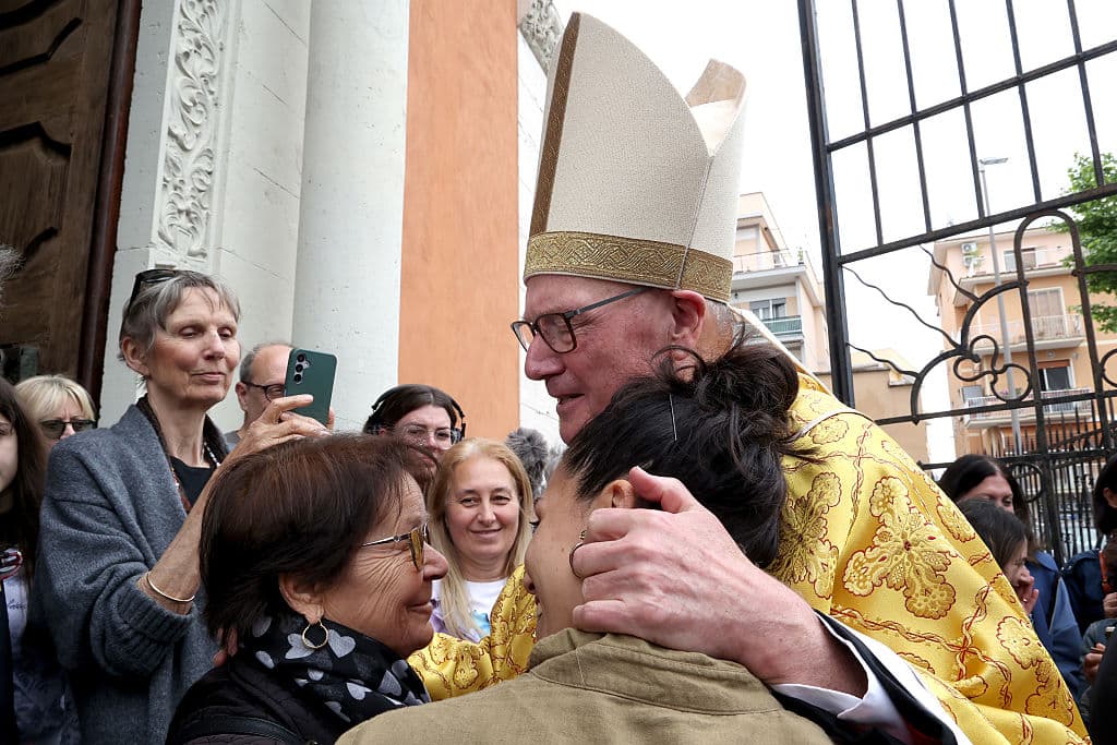 <b><a href="https://www.univision.com/local/nueva-york-wxtv/nueva-york-celebra-en-grande-el-domingo-de-pascua-se-celebra-de-dos-formas-muy-distintas-en-la-quinta-avenida-de-nueva-york-fotos" target="_blank">El cardenal Timothy Dolan</a></b> es bien visto por Donald Trump como próximo líder de la iglesia Católica. Así lo dejó saber la pasada semana a periodistas. Cuando le preguntaron
<b>a quién prefería como nuevo Pontífice</b>, el presidente de los Estados Unidos declaró que no tiene preferencia alguna. Sin embargo, acotó, "tenemos un cardenal que resulta estar en un lugar llamado Nueva York (refiriéndose a Dolan) que
<b>es muy bueno</b>. Así que veremos qué pasa".