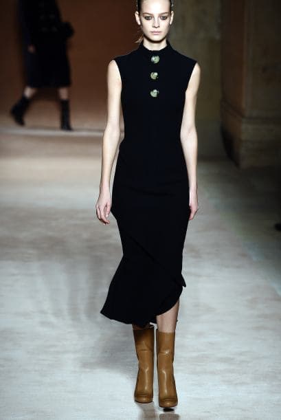 Con un corte sencillo y los botones grandes, este diseño de Victoria Beckham, ideal para la oficina.