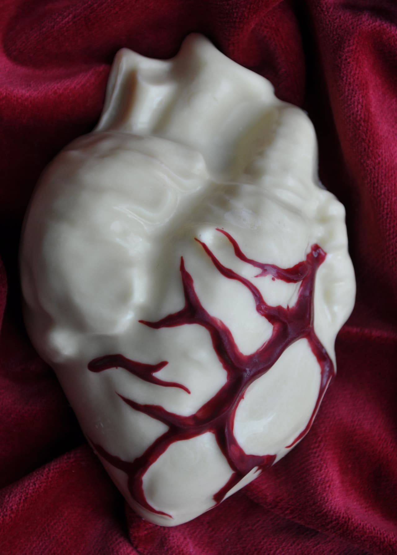 Sarah Hardy de 43 años pasa horas enteras en la cocina creando estos espeluznantes pasteles.