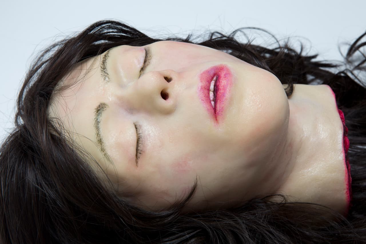 La escalofriante cabeza fue hecha de un pastel de capas de esponja, crema de mantequilla y mazapán. ¿Súper real no?