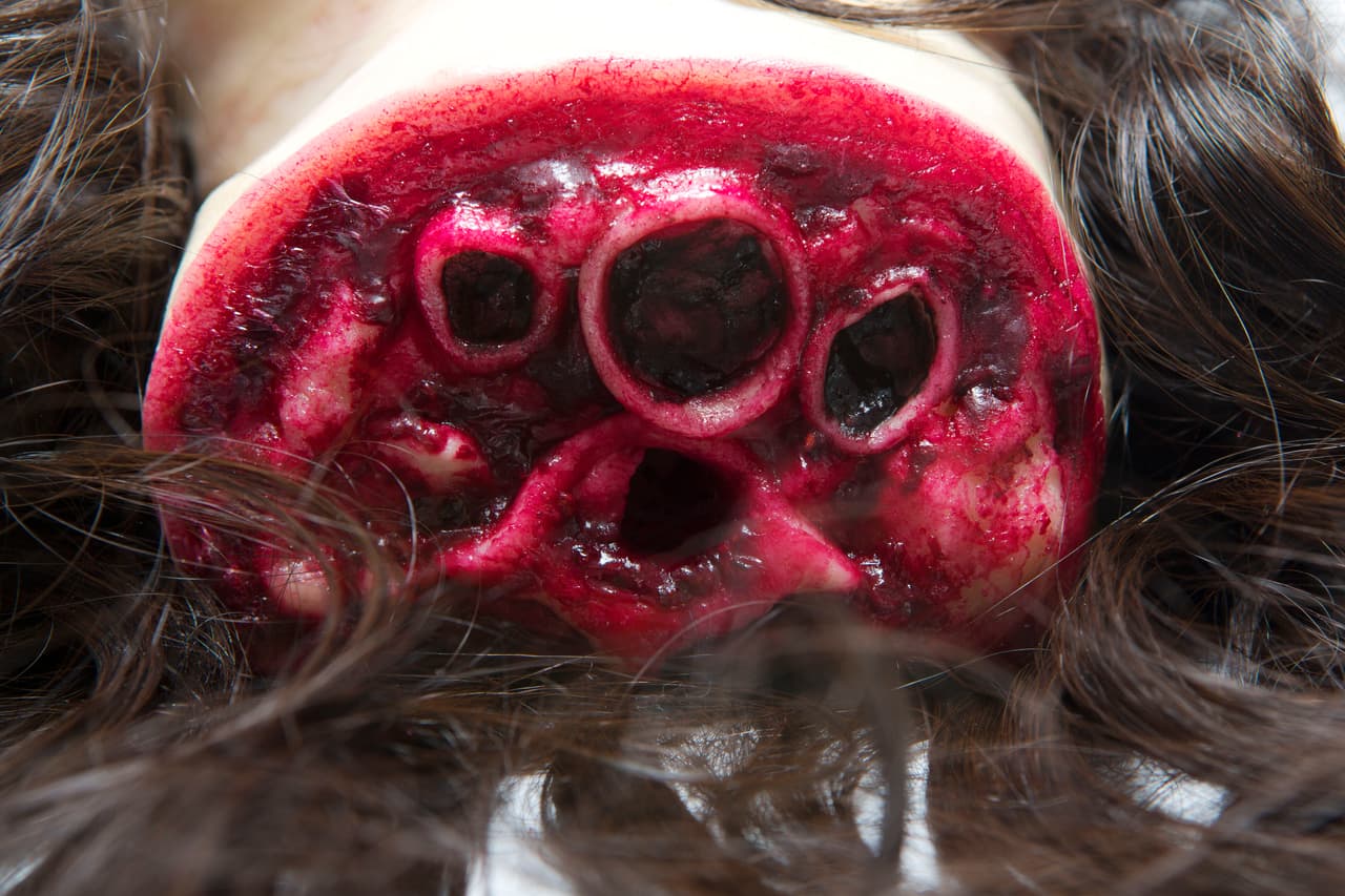 Es tan real que hasta la parte interna del cuello fue construida con ingredientes dulces que parecen sangre.