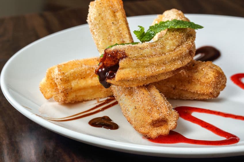 Churros: En España se comen en el desayuno, pero en Latinoamérica se venden en la calle o en churrerías y se comen generalmente como merienda. Hay quien lo hace con harina y otros con yuca.