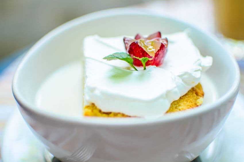 Tres leches: Compuesto por un suave y esponjoso bizcocho, humedecido con una mezcla hecha a base de tres tipos de leche (leche evaporada, crema de leche y leche condensada) y cubierto con una capa de merengue, decorado al gusto.
