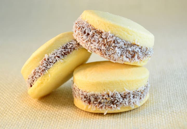 Alfajor: Es un postre compuesto por dos galletas rellenas, ya sea con membrillo o dulce de leche. Aunque su origen se encuentra en Arabia, el alfajor, es el rey de Argentina.