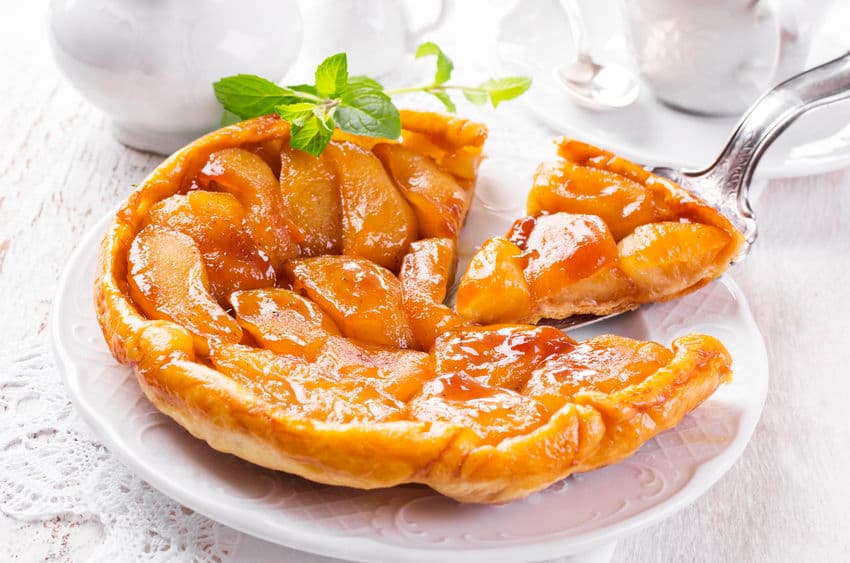 Tarta de manzanas: Es una de esas tartas que todo el mundo ha probado y que a todos les encanta, ya que es un clásico en el mundo de la repostería y pastelería. Está compuesta por una tarta de fruta elaborada con una masa recubierta de manzana.