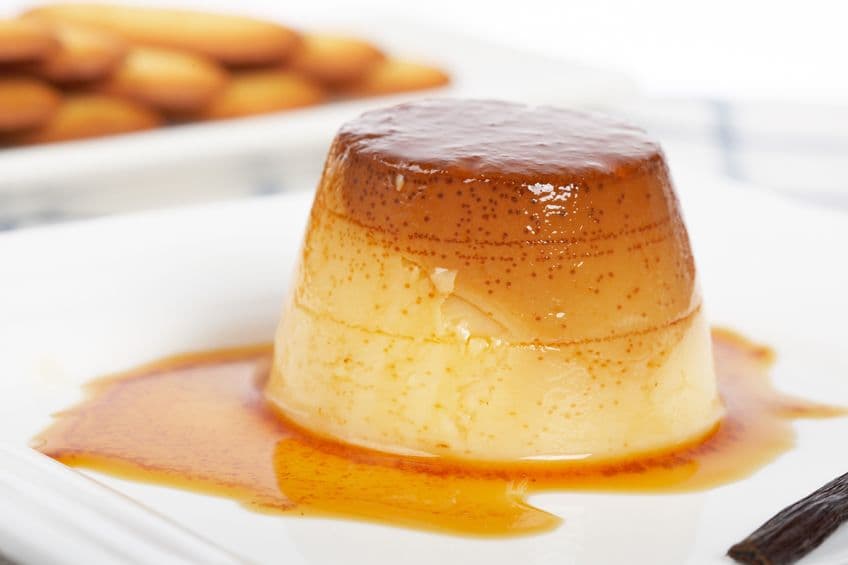 Flan de huevos: Es un postre hecho a base de azúcar, huevo, leche de vaca, leche condensada y extracto de vainilla. Uno de los favoritos de los comensales de restaurantes latinos. Su textura suave permite que se te deshaga en la boca.
