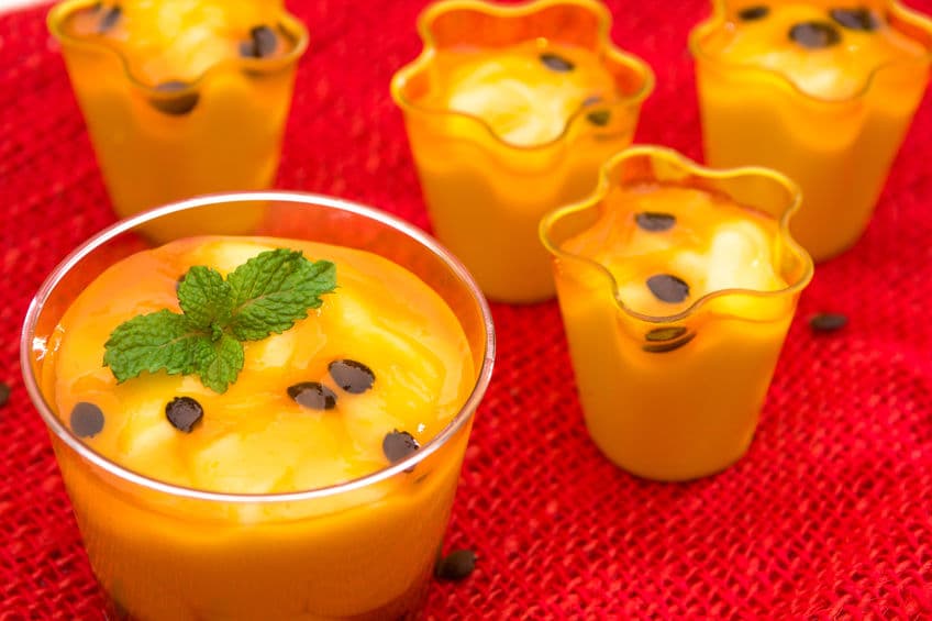 Mousse de maracuyá: Conocida como la fruta de la pasión, la maracuyá es una fruta perfecta para preparar un mousse. Es refrescante, rica, ligera y sabrosa.
