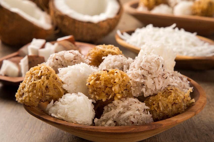 Cocada: Éste es un dulce preparado a base de coco maduro rallado, leche, azúcar blanca o rubia que luego de dársele por lo general la forma de rombo o cuadrado, es horneado.