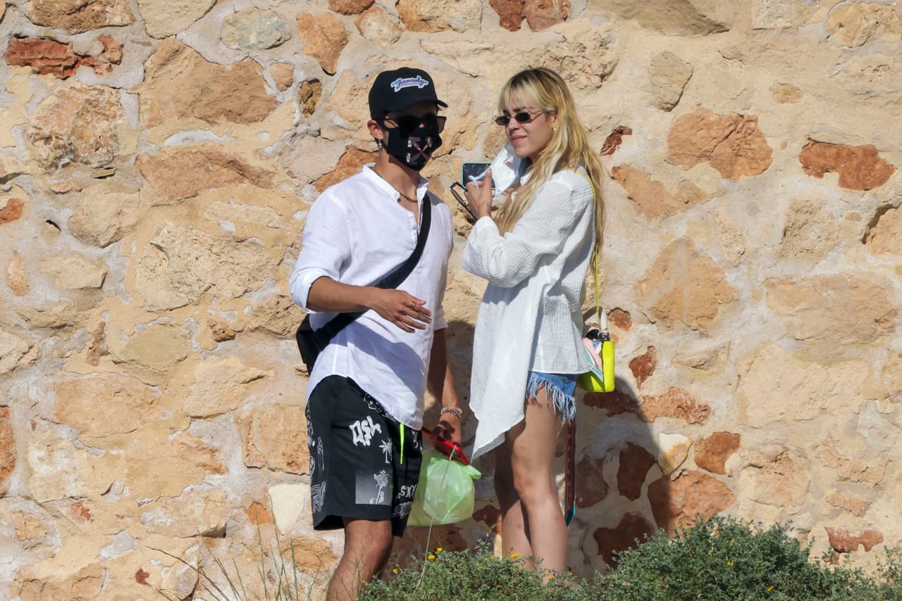 Aunque la actriz y cantante mexicana ha publicado fotografías en las que ella es protagonista, imágenes de los paparazzi revelaron que Álex Hoyer la está acompañando.