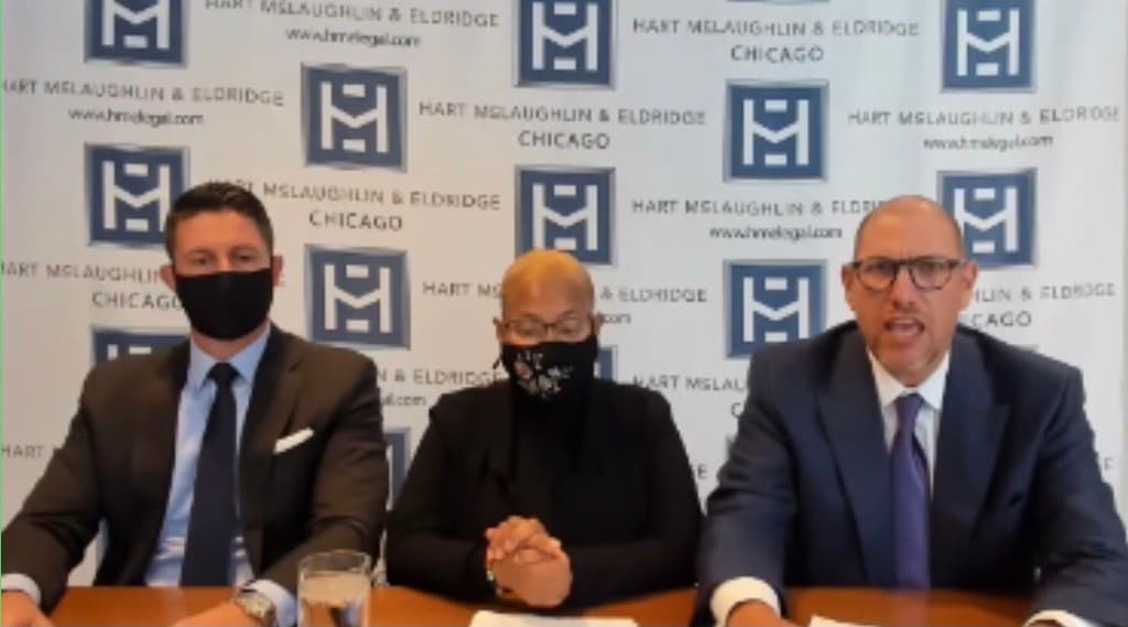 En medio la demandante Cynthia Donald.