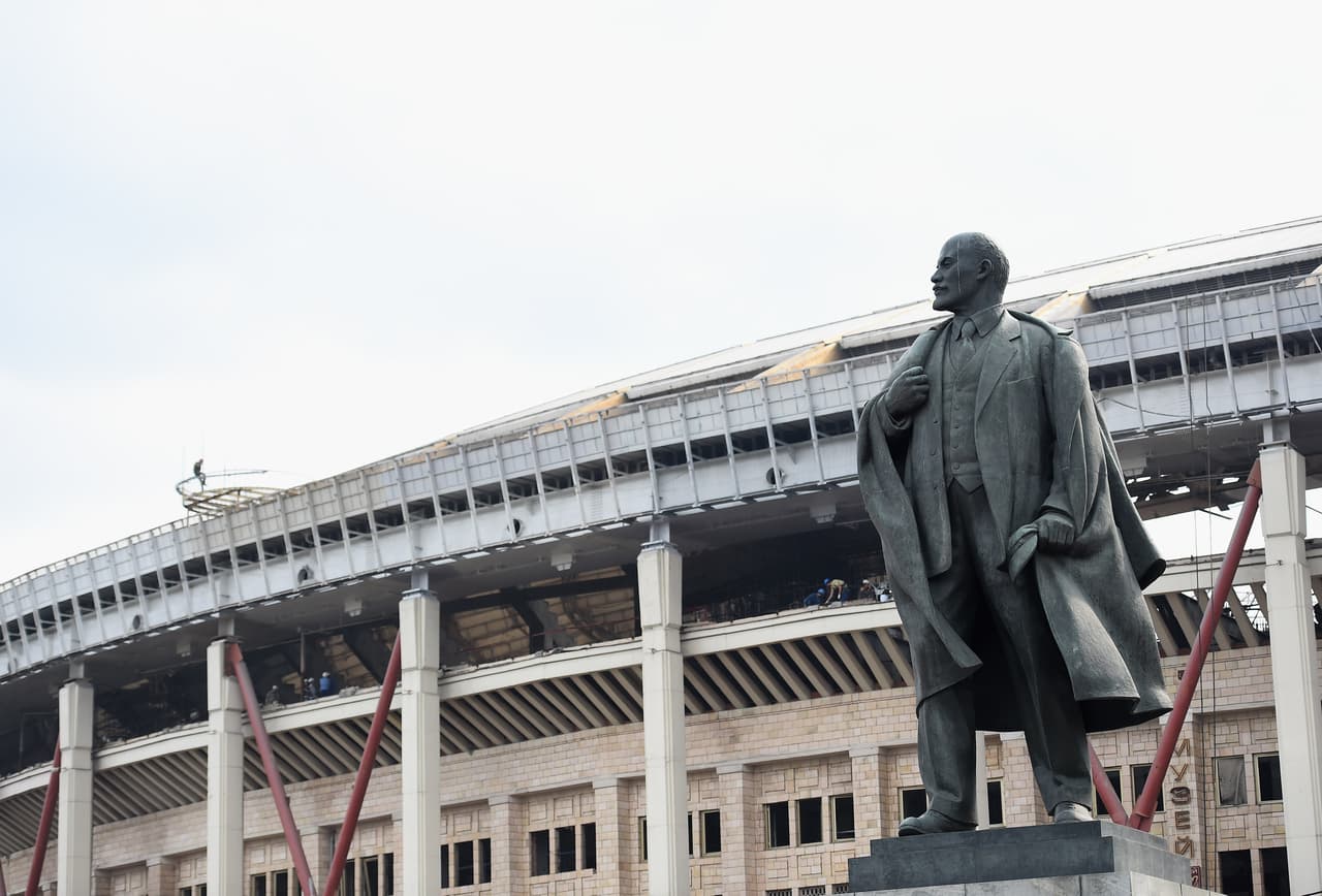 El Luzhnikí, antes llamado el Estadio Central Lenin en la Uniión Soviética y de allí la estatua del líder de la Revolución, es el principal escenario de Moscú y tendrá un papel protagonista en la Copa del Mundo de Rusia 2018.