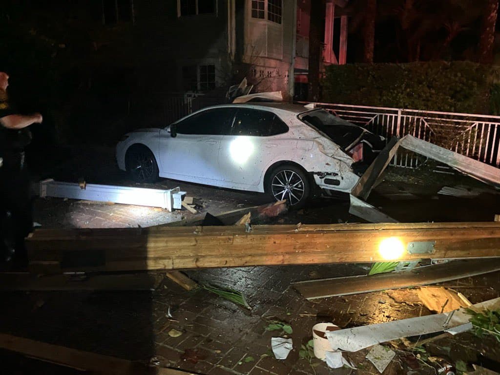 Duke Energy cortó el suministro eléctrico a un vecindario en el norte de Pinellas, ante la amenaza de que los cables derribados aún tuvieran corriente.