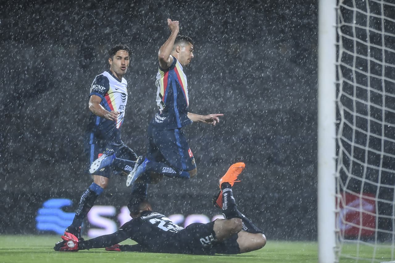 El primero cayó producto de un tiro libre. Henry Martín (14’) abrió el marcador aprovechando un mal rechace del arquero visitante.