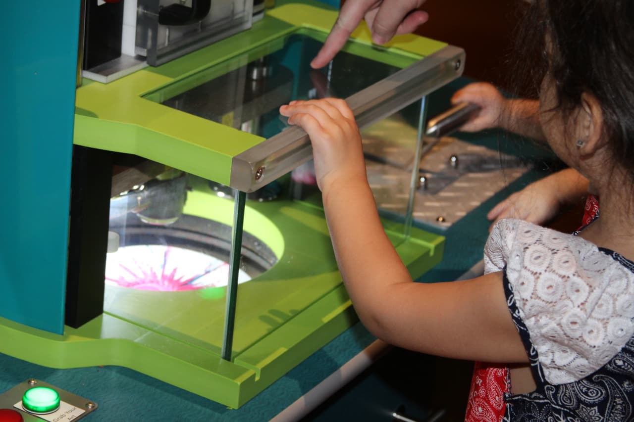 En un horno se derriten colores y luego se crean 'souvenirs' de crayones, como carritos y anillos.