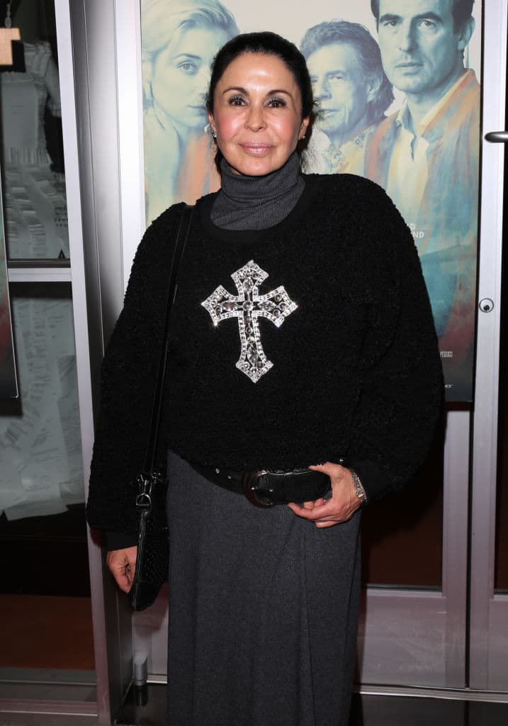 "
<b>La mascarilla se humedece</b> más rápidamente con el sudor, dificulta la respiración y promueve el crecimiento de microorganismos. Limita el paso del aire y puede provocar en algunas personas ansiedad o mareo".
<br>