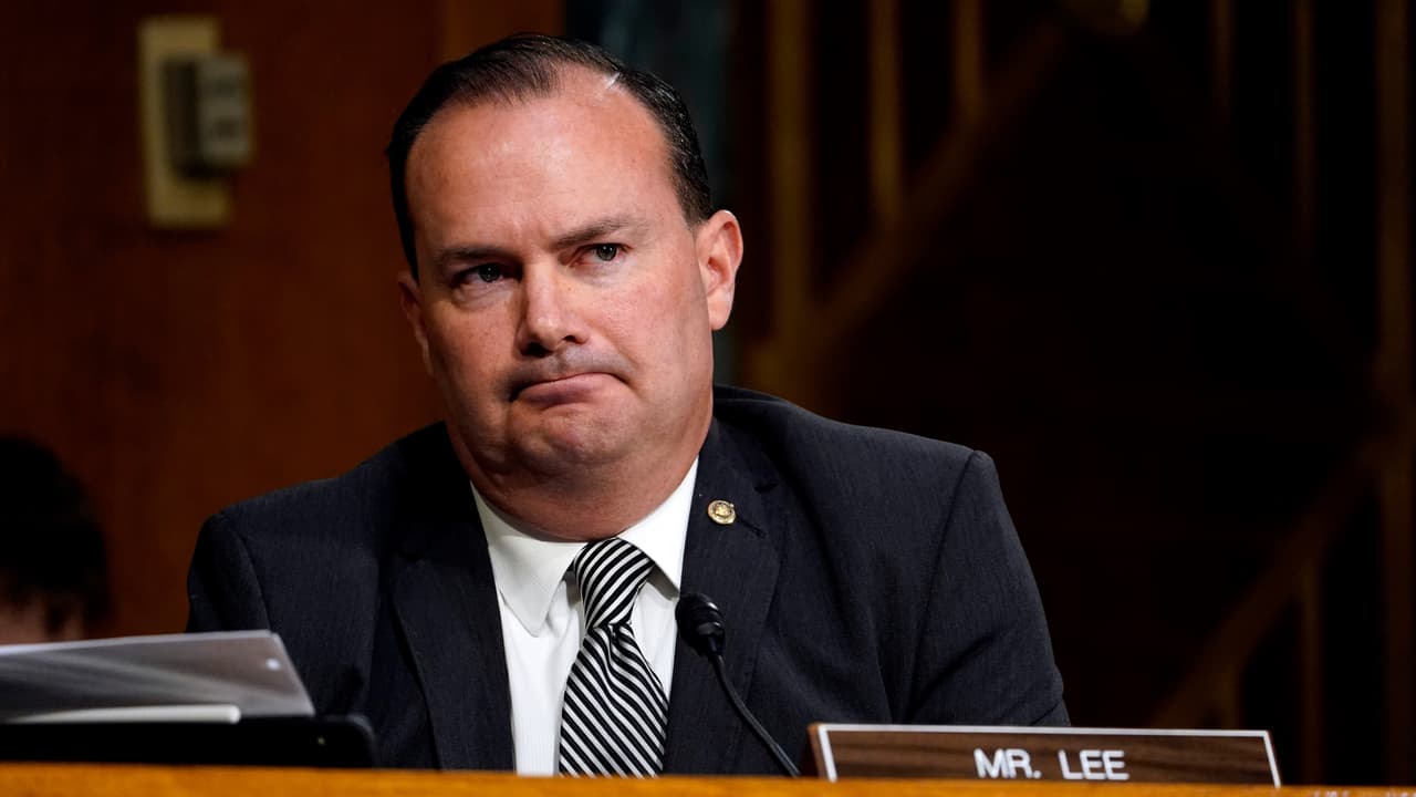 Mike Lee votó contra la ley que incluye los fondos de ayuda por Coronavirus