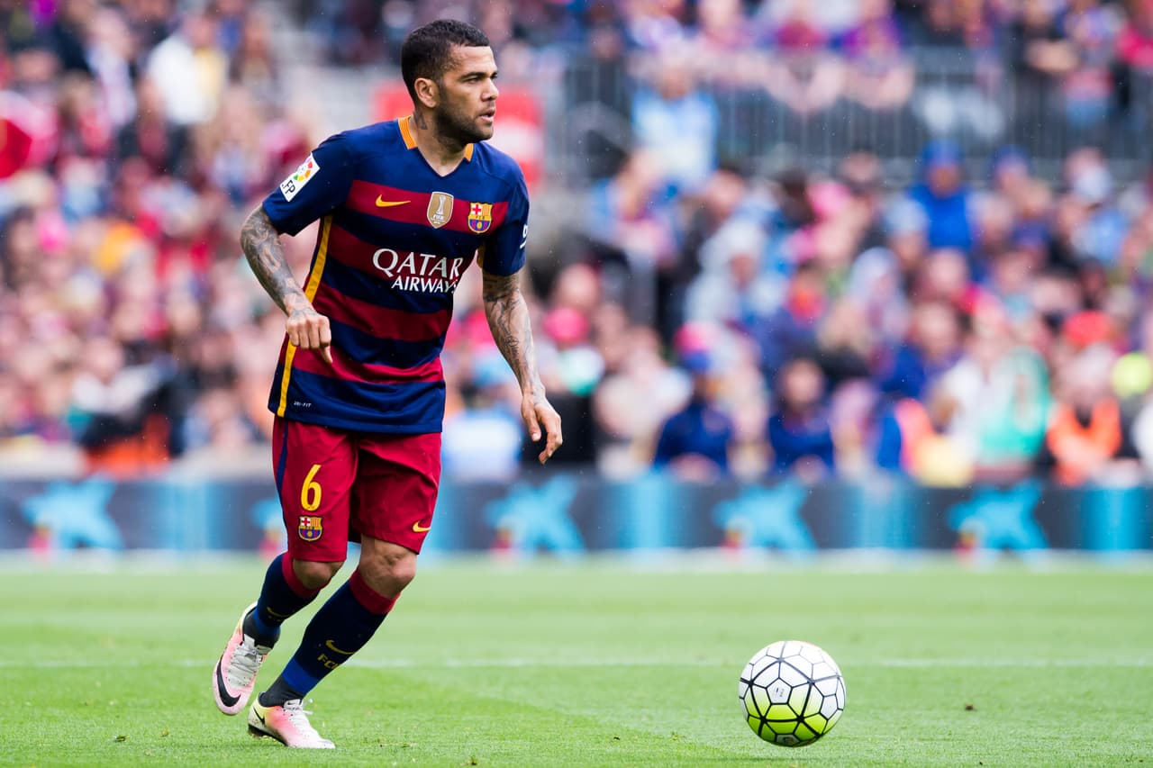A Dani Alves del Barcelona, iba a realizar un tiro de esquina cuando un fanático le aventó un plátano. Lo más sorprendente es que Alves se lo comió antes de tirar.