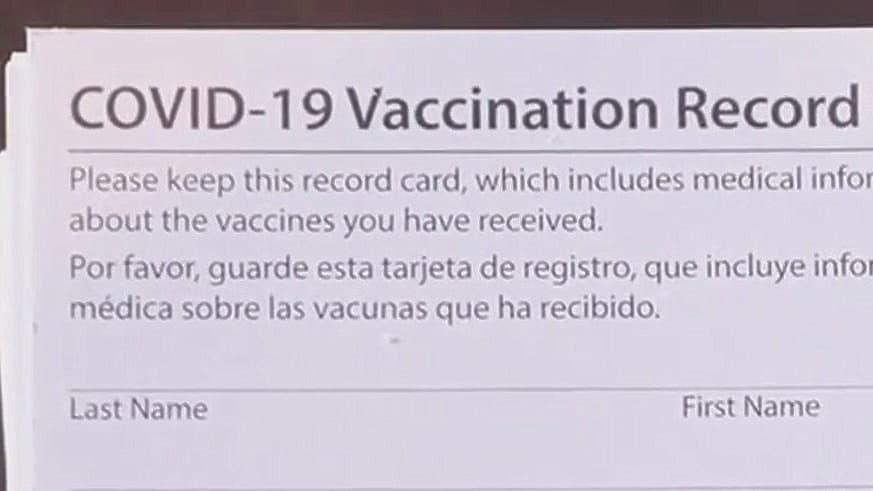 Advierten que falsificar una tarjeta de vacunación será penado con una multa o cárcel