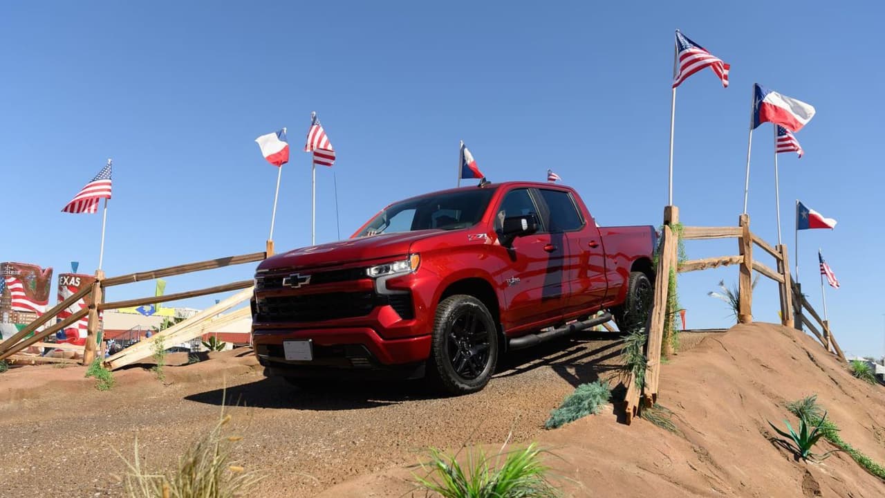 Estos son solo algunos de 
<b>los increíbles espectáculos y actividades que te esperan en la Feria Estatal de Texas 2024</b>. Para planificar tu visita y explorar más sobre todas las atracciones, visita 
<a href="https://bigtex.com/plan-your-visit/attractions-events/" target="_blank">BigTex.com/Attractions</a>. ¡Prepárate para 
<b>un viaje inolvidable lleno de diversión, cultura y entretenimiento</b> en la Feria Estatal de Texas!