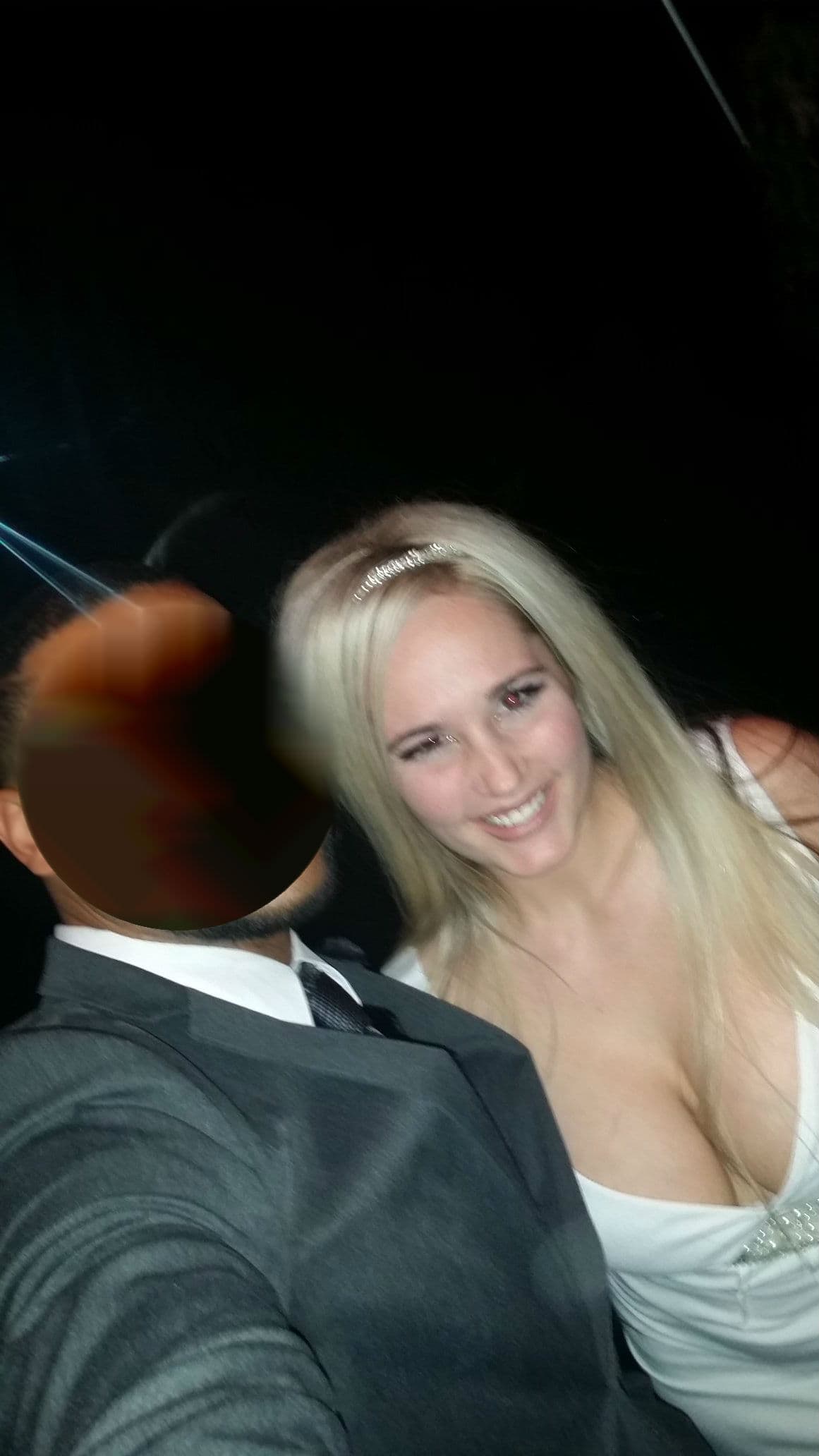 El documento detalla que cuando discutió el plan que tenía en mente con un conocido, este le dio el número telefónico de alguien que supuestamente la ayudaría a ejecutarlo, pero realmente se trataba de un oficial de policía encubierto.