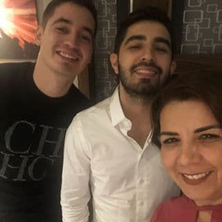 La “incondicional” de Joss Favela ha sido testigo de las ocasiones en que algunas de las candidatas le han
<b> <a href="https://www.univision.com/shows/reina-de-la-cancion/joss-favela-fue-el-mas-piropeado-en-el-episodio-debut-de-reina-de-la-cancion-fotos">coqueteado simpáticamente</a></b> en sus presentaciones. Sin embargo, no es celosa. Al contrario, agradece cada uno de esos gestos de cariño.