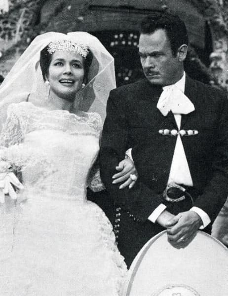 Ángela es nieta de Flor Silvestre y Antonio Aguilar, quienes iniciaron la dinastía Aguilar. Ambos fueron actores y cantantes de ranchero, famosos en la época de los años 50. La pareja se casó en 1959.