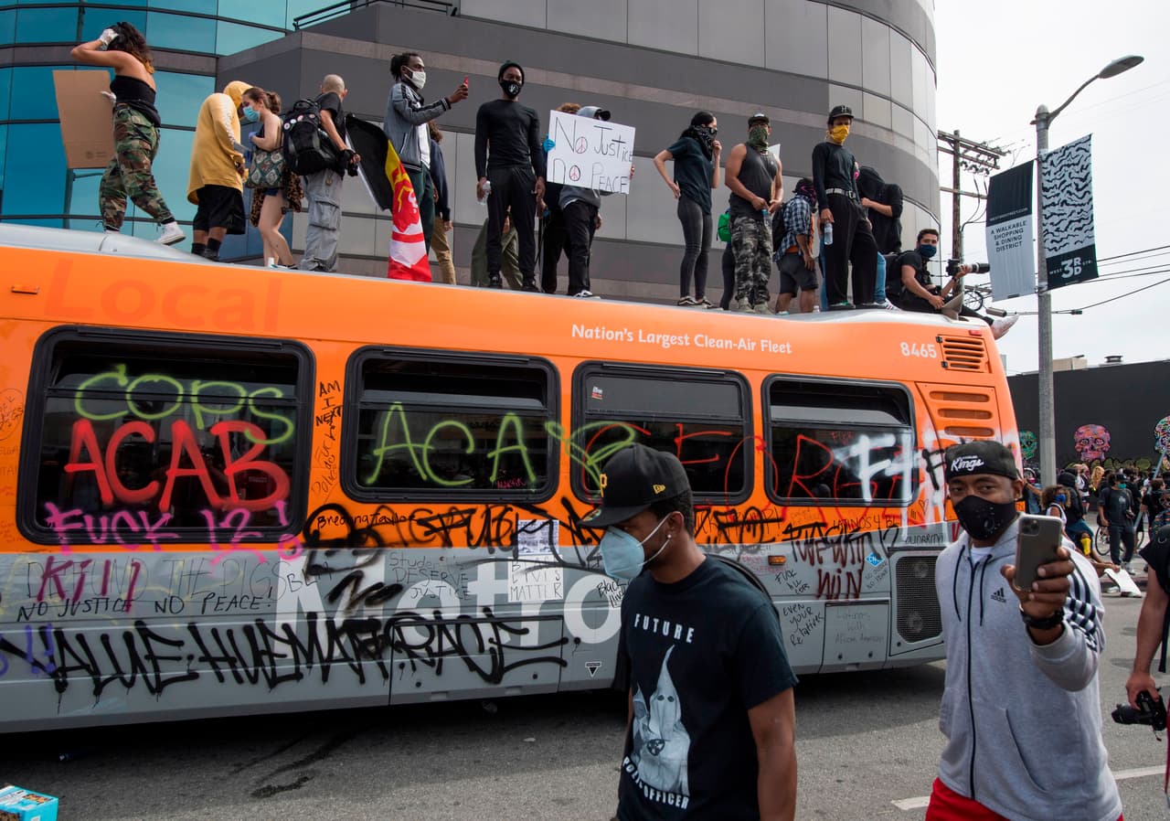 A pesar de que las agencias del orden han dando espacio para que se desarrollen manifestaciones pacíficas, el LAPD informó que se debían convertir en
<a href="https://www.univision.com/local/los-angeles-kmex/policia-de-los-angeles-no-tolerara-violencia-y-vandalismo-durante-protestas-por-la-muerte-de-george-floyd"> acciones violentas y vandalismo</a>.