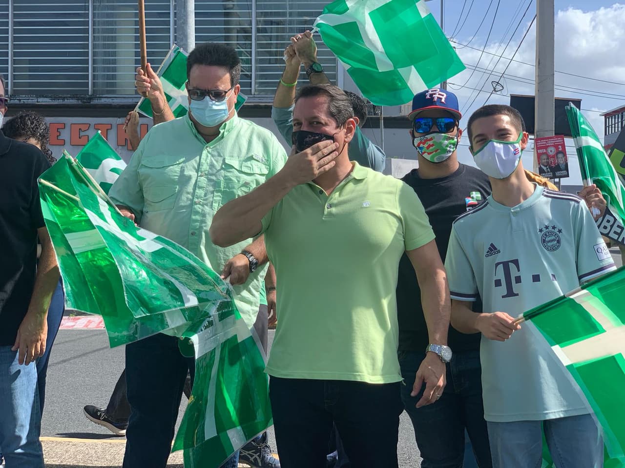 Sin embargo, al finalizar la transmisión del cierre, Juan Dalmau estuvo en la Avenida Roosvelt de San Juan repartiendo banderas y carteles en apoyo a su candidatura a la gobernación.