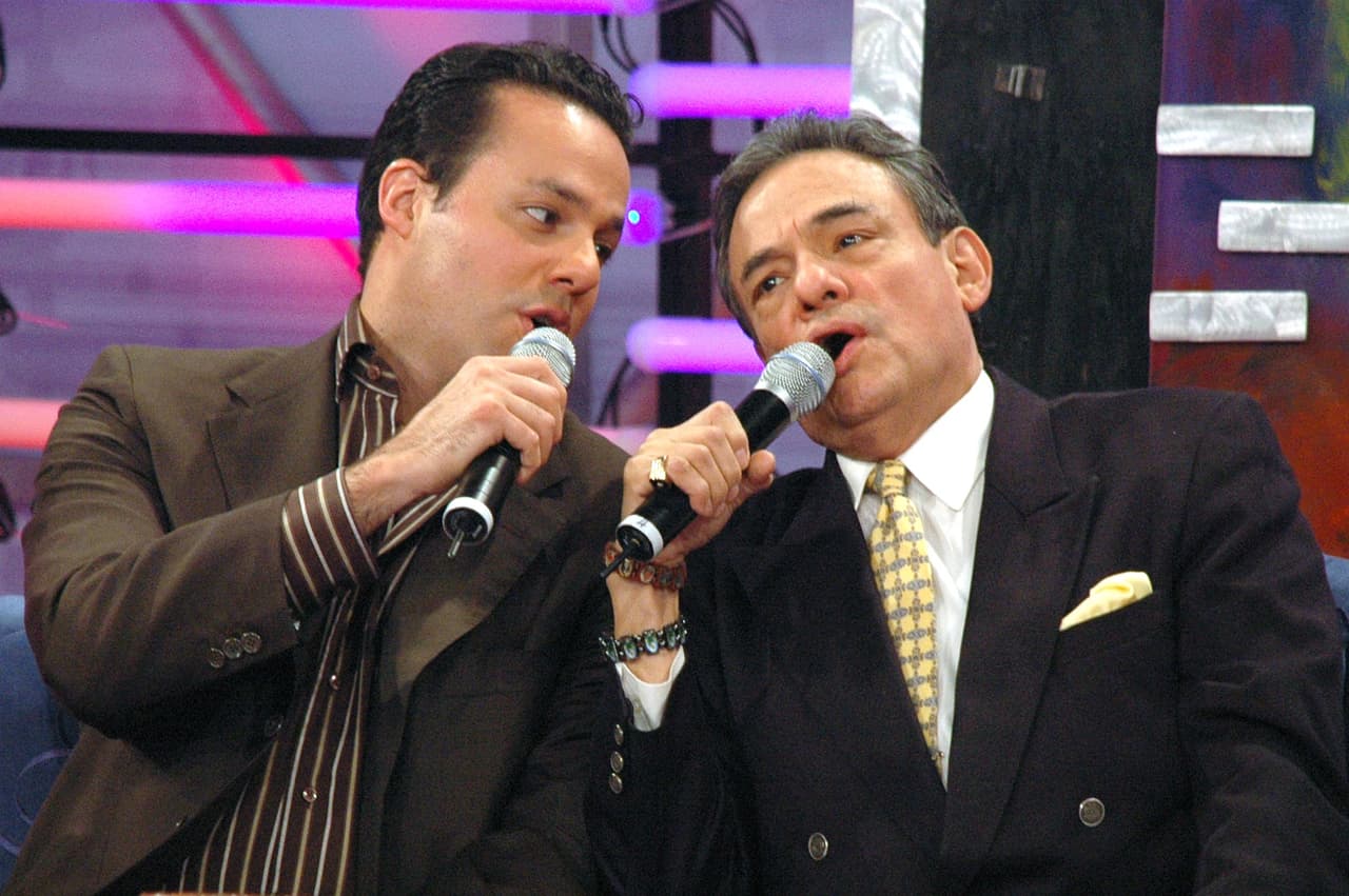 Con José Joel, 'El Príncipe de la Canción' ha tenido una relación complicada desde que se divorció de Anel, y aunque han compartido escenarios muchas veces, también han pasado largos periodos distanciados.