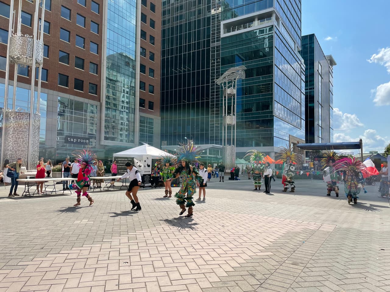 Para comenzar, habrá presentaciones artísticas y música en vivo.