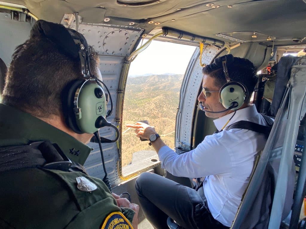El secretario interino Chad Wolf, secretario interino del Departamento de Seguridad Nacional (DHS), Chad Wolf, realizó un recorrido aéreo por el desierto de Arizona que cubre el sector Tucson para constatar la construcción del muro y también visitó los puertos de entrada.