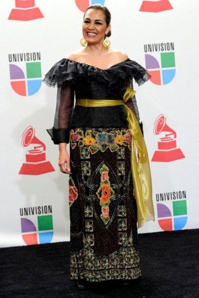 Los fashionistas tuvieron mucho de qué hablar con el atuendo de algunas de las estrellas invitadas a los Latin GRAMMY. Los artistas no sólo dejan volar su creatividad para componer canciones sino también para vestirse. Desafortunadamente no se escaparon de caer en la lista de los peor vestidos.