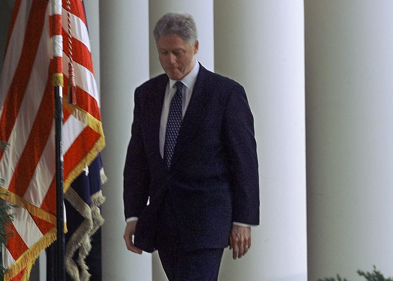 12 de febrero de 1999: el entonces presidente Bill Clinton camina hacia la Oficina Oval luego del discursoque dio tras ser absuelto por el Senado en su juicio político.