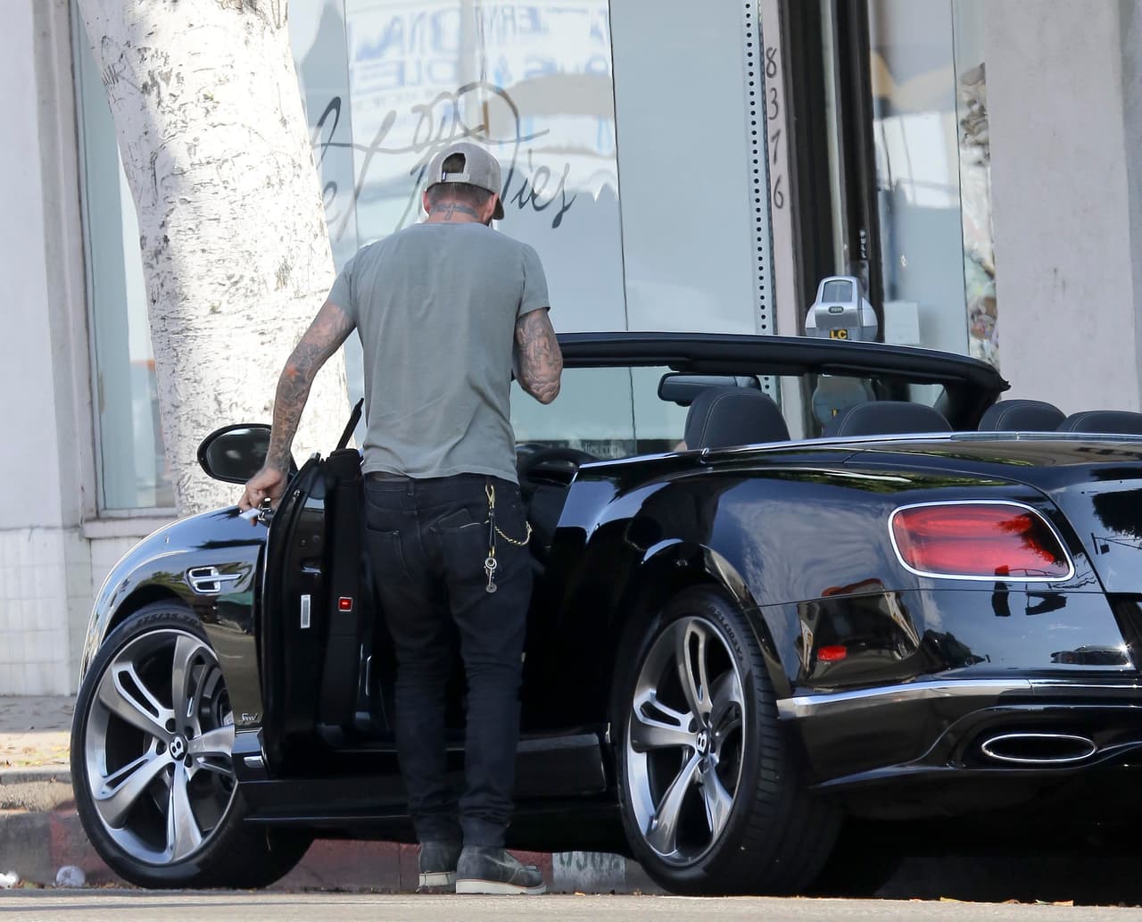 Subió al auto a toda velocidad.