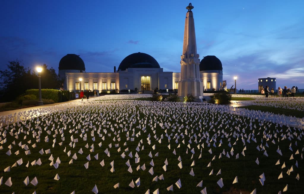 Un memorial con banderas blancas recordó a las 27,000 personas muertas por el coronavirus en Los Ángeles hasta noviembre del 2021.