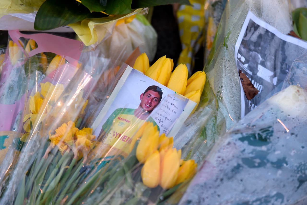 En las afueras del Stade de la Beaujoire - Louis Fonteneau, donde el Nantes F.C. es local, miles de aficionados continuaron sus homenajes a Emiliano Sala. Los mimos se vieron incluso dentro del estadio en donde se prepararon mosaicos, pancartas, playeras alusivas para los jugadores y mucho más.