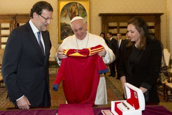 Mariano Rajoy y su esposa le obsequian al pontífice una camiseta de la selección de fútbol de España.