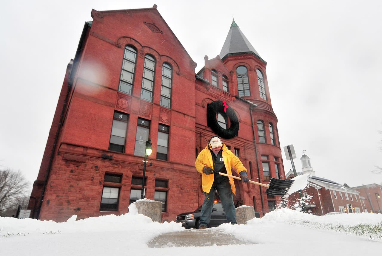 Robin St Germain limpia la nieve y aguanieve acumulada en las aceras frente al ayuntamiento de Vernon