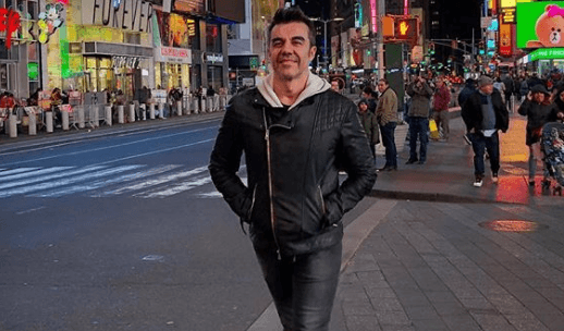Adrián Uribe en Times Square