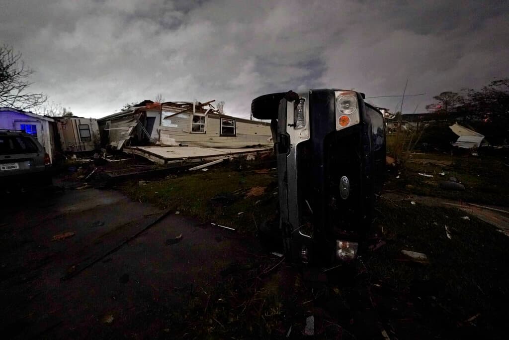 Una camioneta volteada en medio de una vía por la fuerza del tornado que golpeó los suburbios de Nueva Orleans. 
<b>Este mismo sistema de tormentas y tornados afectó a Texas y Oklahoma antes de dirigirse a Louisiana. </b>