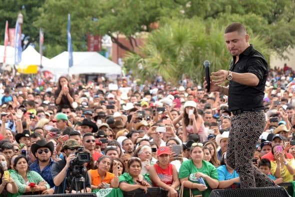 Al no ver el dinero, el cantante le pidió al promotor que fuera a obtener el resto del dinero, mientras él retenía a su amigo como garantía del pago.